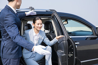 專業(yè)司機(jī)服務(wù)中的禮儀規(guī)范 從細(xì)節(jié)彰顯卓越